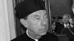 Prof. Piotr Wandycz podczas uroczystości odebrania doktoratu honoris causa Uniwersytetu Jagiellońskiego. 2000 r. Fot. PAP/J. Bednarczyk