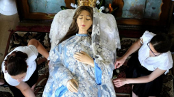 Figura Matki Bożej Zaśniętej podczas pierwszego dnia uroczystości Wielkiego Odpustu Wniebowzięcia Najświętszej Marii Panny w sanktuarium w Kalwarii Pacławskiej. Fot. PAP/D. Delmanowicz