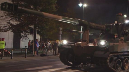 W Warszawie nocna próba przed defiladą w Święto Wojska Polskiego. Źródło: serwis wideo PAP