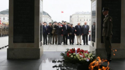 Kombatanci podczas uroczystości złożenia kwiatów na płycie Grobu Nieznanego Żołnierza w Warszawie w ramach obchodów Dnia Weterana Walk o Niepodległość RP oraz 78. rocznicy wybuchu II wojny światowej. Fot. PAP/P. Supernak 