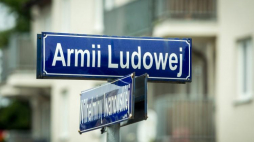 Rada Miasta Torunia podjęła uchwały zmieniające nazwy ulic Armii Ludowej i Wincentego Pstrowskiego na ul. 63. Pułku Piechoty i gen. Gustawa Orlicza-Dreszera. Fot. PAP/T. Żmijewski 