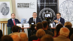 Autorzy albumu "Anna Walentynowicz 1929-2010" Adam Chmielecki (L) i Sławomir Cenckiewicz (C) oraz prezes IPN Jarosław Szarek (P) podczas promocji publikacji w Centrum Edukacyjnym IPN w Warszawie. Fot. PAP/L. Szymański 