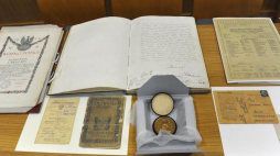 Prezentacja dokumentów oraz obiektów z archiwów rodzinnych i społecznych przekazanych przez osoby prywatne i organizacje dla Archiwum Państwowego w Szczecinie. Fot. PAP/M. Bielecki