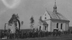  Dytiatyn, województwo stanisławowskie. Kaplica św. Teresy. Widok ogólny uroczystosci przy kaplicy wzniesionej na mogile poległych w walkach 1920 r. Lata 1920-1939. Źródło: NAC