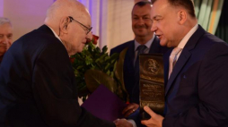 Jacek Bocheński (L) - laureat Nagrody im. Cypriana Kamila Norwida „Dzieło życia”; nagrodę wręcza marszałek woj. mazowieckiego Adam Struzik. Fot. PAP/J. Kamiński 