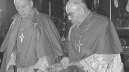 Abp Bolesław Kominek (P) i kard. Stefan Wyszyński. 1965 r. Fot. PAP/A. Kossobudzki Orłowski