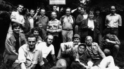 Spotkanie działaczy opozycji demokratycznej z Czechosłowacji i Polski - na zdjęciu Petr Pospichal siedzi 5. z lewej (biała koszulka). Kotlina Kłodzka, 07.1988. Fot. PAP/L. Wdowiński
