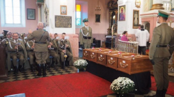 Uroczystości ponownego pochówku żołnierzy Korpusu Ochrony Pogranicza poległych we wrześniu 1939 r. w walkach z oddziałami NKWD. Dołhinów, Białoruś, 27.09.2017. Fot. PAP/J. Prus