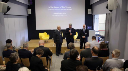 Koordynator konferencji Maciej Czarkowski (P), wiceprezes Związku Sybiraków Mieczysław Pogodziński (L) i dyrektor Domu Spotkań z Historią Piotr Jakubowski (C) podczas rozpoczęcia konferencji "Pamięć Pokoleń". Fot. PAP/T. Gzell