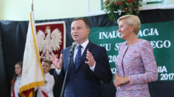 Wilkowyja, 04.09.2017. Prezydent Andrzej Duda (L) wraz z małżonką Agatą Kornhauser-Dudą (P) uczestniczą, 4 bm. w inauguracji roku szkolnego w Szkole Podstawowej im. Marii Wójcik w Wilkowyi na Mazowszu. Fot. PAP/L. Szymański