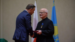 Prezydent RP Andrzej Duda odznaczył księdza Mariana Hoinkę za zasługi w działaniu rzecz polskiej społeczności podczas spotkania z Polakami mieszkającymi w Kazachstanie. Astana, 07.09.2017. Fot. PAP/M. Obara 