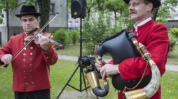 Ogólnopolskie Konfrontacje Kapel Dudziarskich na dziedzińcu Muzeum Etnograficznego - kapela Dudziarzy Wielkopolskich CK Zamek: Romuald Jędraszak, Paweł Dukat. 2013 r. Fot. PAP/B. Jankowski 