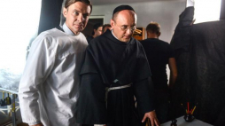 Aktorzy Marcin Kwaśny (L) oraz Adam Woronowicz (P) na planie filmu „Dwie Korony” w Niepokalanowie. Fot. PAP/J. Kamiński