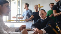Aktorzy Marcin Kwaśny (L) oraz Adam Woronowicz (C) i reżyser Michał Kondrat (2P) na planie filmu "Dwie Korony". Fot. PAP/J. Kamiński 