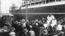 Emigranci wsiadają na statek. Źródło: NAC