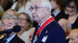 Franciszek Kornicki odznaczony przez prezydenta RP Bronisława Komorowskiego Krzyżem Komandorskim Orderu Odrodzenia Polski. Warszawa, 27.08.2012. Fot. PAP/J. Turczyk