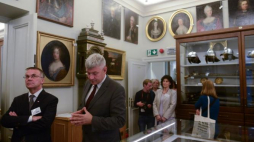 Wiceminister kultury Jarosław Sellin (L) i dyrektor Muzeum Pałacu Króla Jana III w Wilanowie Paweł Jaskanis (P) podczas otwarcia Galerii Magazynowej. Fot. PAP/J. Kamiński 