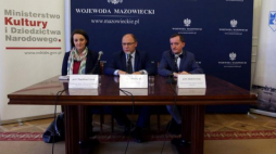 Wiceminister kultury i dziedzictwa narodowego Magdalena Gawin, wojewoda mazowiecki Zdzisława Sipiera (C) i mazowiecki wojewódzki konserwator zabytków Jakub Lewicki podczas konferencji prasowej "Ochrona zabytków na linii otwockiej -+Świdermajery+ w wojewódzkiej ewidencji zabytków". Fot. PAP/T. Gzell 
