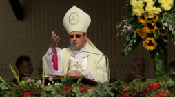 Prymas Polski abp Wojciech Polak podczas uroczystej sumy odpustowej z okazji 140. rocznicy objawień maryjnych w Sanktuarium Maryjnym w Gietrzwałdzie. Fot. PAP/T. Waszczuk 