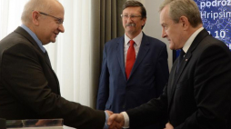 Wicepremier, minister kultury i dziedzictwa narodowego Piotr Gliński (P) wręcza Srebrny medal Gloria Artis Andrzejowi Ziębie (L) podczas konferencji pt. „Ormianie polscy: siedem wieków istnienia” w Senacie. Fot. PAP/J. Turczyk