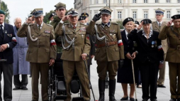 Uroczystości przed Grobem Nieznanego Żołnierza w Warszawie w ramach obchodów 75. rocznicy powstania Narodowych Sił Zbrojnych – na zdjęciu gen. Jan Podhorski (3L). Fot. PAP/R. Pietruszka 