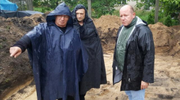 Wiceprezes IPN dr hab. Krzysztof Szwagrzyk, lekarz medycyny sądowej dr Łukasz Szlaszkowski i dyrektor Oddziału IPN w Białymstoku dr hab. Piotr Kardela na miejscu prac ekshumacyjnych w okolicach cmentarza prawosławnego. 09.2017. Fot. IPN Białystok