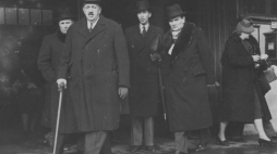 Wiceminister spraw zagranicznych Jan Szembek na Dwrocu Głównym w Warszawie. 24.02.1939. Źródło: NAC