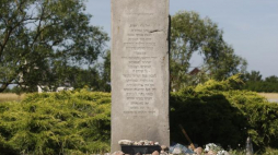 Pomnik upamiętniający pomordowanych Żydów w Jedwabnem. Fot. PAP/A. Reszko 