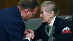 Szef Urzędu ds. Kombatantów i Osób Represjonowanych Jan Józef Kasprzyk wręcza Medal „Pro Patria” Barbarze Kulińskiej. Fot. PAP/R. Pietruszka 