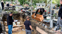 Prace poszukiwawczo-ekshumacyjne na cmentarzu w Katowicach-Panewnikach, prowadzone przez Biuro Poszukiwań i Identyfikacji oraz Oddziałową Komisję Ścigania Zbrodni przeciwko Narodowi Polskiemu IPN w Katowicach. Fot. PAP/A. Grygiel
