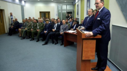 zef Urzędu ds. Kombatantów i Osób Represjonowanych Jan Józef Kasprzyk (P) oraz dyrektor Muzeum Wojska Polskiego Adam Buława (2P) podczas otwarcia konferencji "Bohaterowie i ciche Bohaterki. Rzecz o Ofiarach Katynia i losach Ich Rodzin". Fot. PAP/T. Gzell