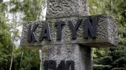 Pomnik upamiętniający ofiary Zbrodni Katyńskiej na Cmentarzu Wojskowym na Powązkach. Fot. PAP/L. Szymański