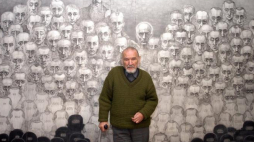 Prof. Marian Kołodziej na wystawie "Klisze pamięci. Labirynty" w Międzynarodowym Centrum Ojca Kolbego w Oświęcimiu - Harmężach. 2003 r. Fot. PAP/J. Bednarczyk