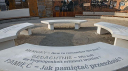 Wystawa plenerowa "Odwaga i Pojednanie", zaprezentowana po jubileuszowym nabożeństwie ekumenicznym z okazji 25-lecia Mszy Pojednania Fot. PAP/M. Kulczyński
