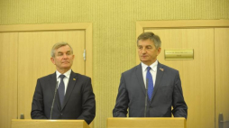 Marszałek Sejmu RP Marek Kuchciński (P) podczas wspólnej konferencji prasowej z przewodniczącym litewskiego Sejmu Viktorasem Pranckietisem po spotkaniu w Wilnie. Fot. PAP/M. Obara 