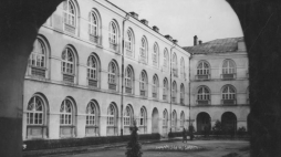 Dziedziniec Katolickiego Uniwersytetu Lubelskiego. Lata międzywojenne. Fot. NAC