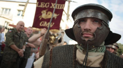 Przemarsz legionistów i gladiatorów z Włoch i Polski, kupców i wędrowców z bursztynowego szlaku, ulicami 725-letniego centrum Wielunia. Fot. PAP/G. Michałowski