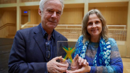 Dyrektor Festiwalu Szekspirowskiego prof. Jerzy Limon i koordynatorka festiwalu Joanna Śnieżko-Misterek z nagrodą EFFE Award 2017-2018. Fot. PAP/A. Warżawa 