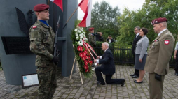 Sulejów (woj. łódzkie), 04.09.2017. Minister obrony narodowej Antoni Macierewicz (C) i burmistrz Sulejowa Wojciech Ostrowski (3P) podczas uroczystości zorganizowanych w 78. rocznicę bombardowania Sulejowa. Fot. PAP/G. Michałowski