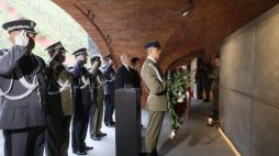 Minister obrony narodowej Antoni Macierewicz przy epitafiach osób pomordowanych w obozach NKWD, w Muzeum Katyńskim w Warszawie. 17.09.2017. Fot. PAP/P. Supernak