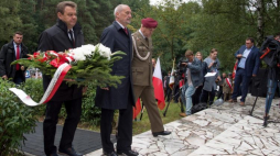 Minister obrony narodowej Antoni Macierewicz, wójt gminy Rozprza Janusz Jędrzejczyk i dowódca 25. Brygady Kawalerii Powietrznej płk Adam Marczak składają wieniec podczas uroczystości związanych z upamiętnieniem 78. rocznicy wybuchu II wojny światowej i bohaterskiej obrony Gór Borowskich w Borowej k. Piotrkowa Trybunalskiego. Fot. PAP/G. Michałowski 