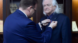 Szef Urzędu do Spraw Kombatantów i Osób Represjonowanych Jan Józef Kasprzyk (L) wręcza medal "Pro Patria" Zbigniewowi Furmanowi (P), 14 bm. w Muzeum Powstania Warszawskiego w Warszawie. Fot. PAP/J. Kamiński