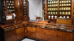 Ekspozycja "Res pharmaceuticae" w warszawskim Muzeum Farmacji. Fot. PAP/R. Pietruszka 