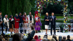 Prezydent Andrzej Duda (P) z małżonką Agatą Kornhauser-Dudą (2P) podczas zakończenia Narodowego Czytania "Wesela" Stanisława Wyspiańskiego w Ogrodzie Saskim w Warszawie. Fot. PAP/J. Kamiński 