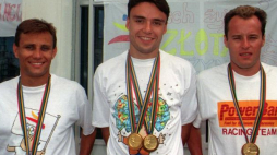 Polscy pięcioboiści Arkadiusz Skrzypaszek (C), Maciej Czyżowicz (P) i Dariusz Goździak (L) z medalami IO. Barcelona, 07.1992. Fot. PAP/P. T. Walczak