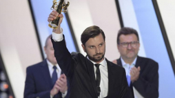 Reżyser filmu "Cicha noc" Piotr Domalewski z nagrodą Złote Lwy za najlepszy film festiwalu. Gdynia, 23.09.2017. Fot. PAP/A. Warżawa