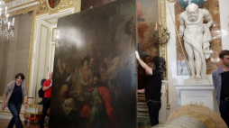 Zdjęty ze ściany obraz Marcello Bacciarellego "Pokój w Chocimiu" przed rozpoczęciem prac konserwatorskich. Fot. PAP/T. Gzell 