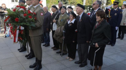 Obchody 78. rocznicy utworzenia Polskiego Państwa Podziemnego przed pomnikiem Stefana Grota-Roweckiego w Warszawie. Fot. PAP/T. Gzell