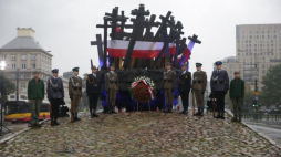Uroczystości pod Pomnikiem Poległym i Pomordowanym na Wschodzie przy ul. Muranowskiej w Warszawie. 17.09.2017. Fot. PAP/T. Gzell