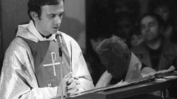 Ksiądz Jerzy Popiełuszko w kościele św. Stanisława Kostki na Żoliborzu. Warszawa 31.10.1982. Fot. PAP/W. Kryński